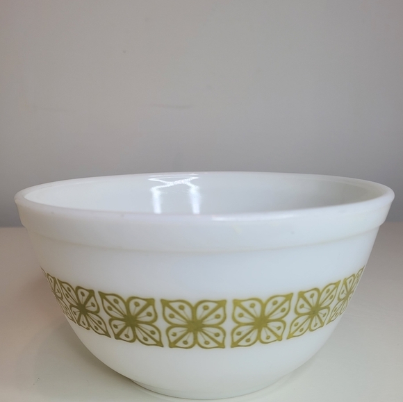 Pyrex Vintage 1960s White Verde 1½ QT bowl - Picture 3 of 8